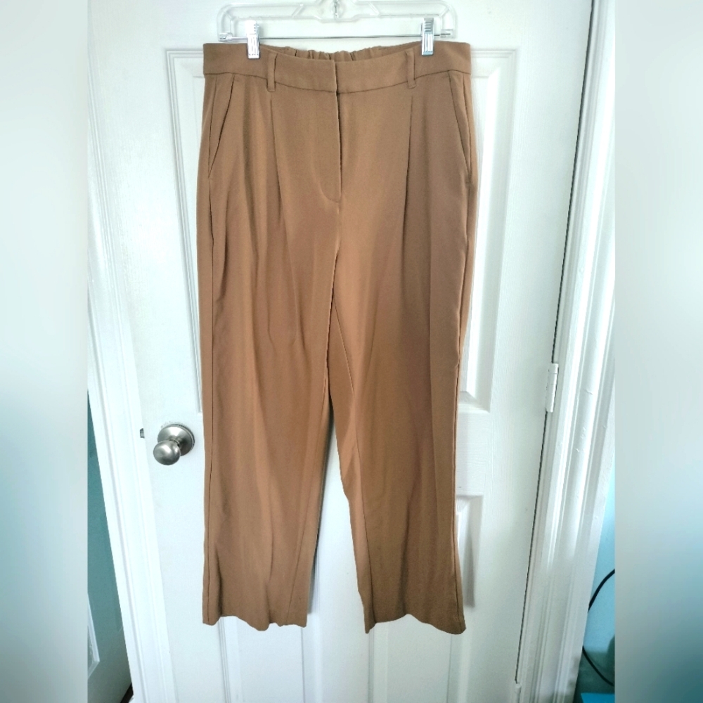 Old Navy Taylor Wide leg Trousers in Size L. Camel brown color